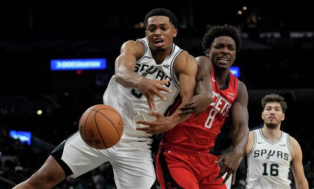 马刺碾压天津队，范弗利特扛起全队