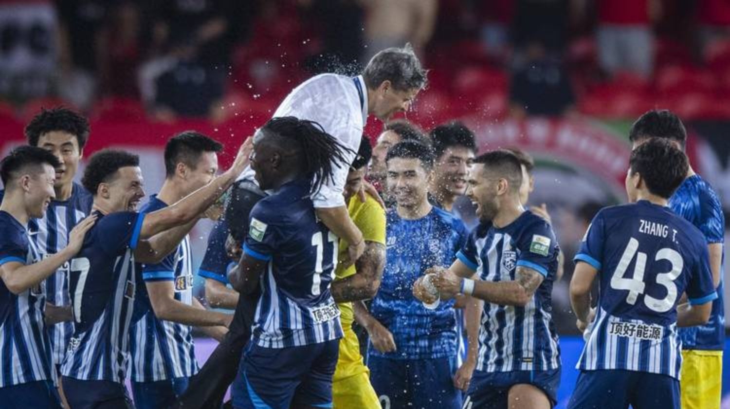 激情对抗！球队在比赛中紧咬比分