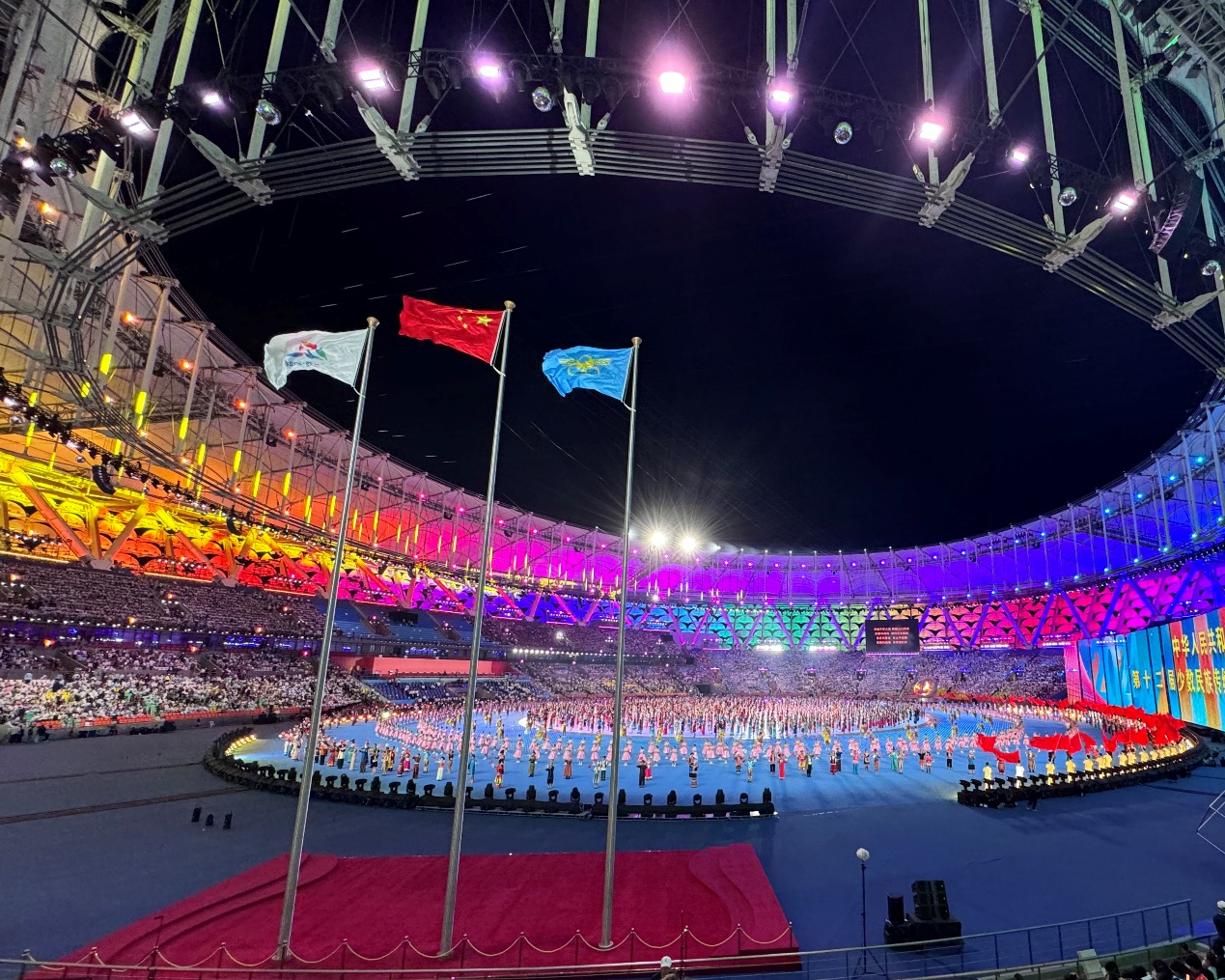 体育场馆沸腾，观众欢呼雀跃