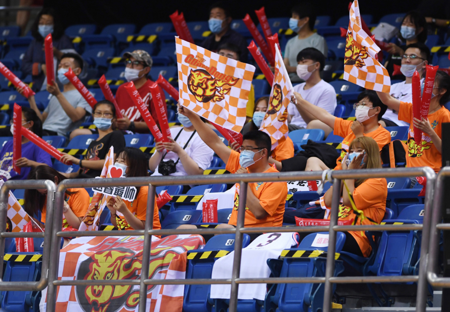 关于赛场争议不断,球迷激情如火的信息 关于赛场争议不断,球迷激情如火的信息