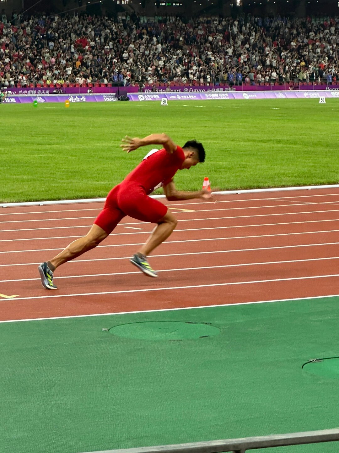 足球比赛中，运动员们展现出色技术和拼搏精神