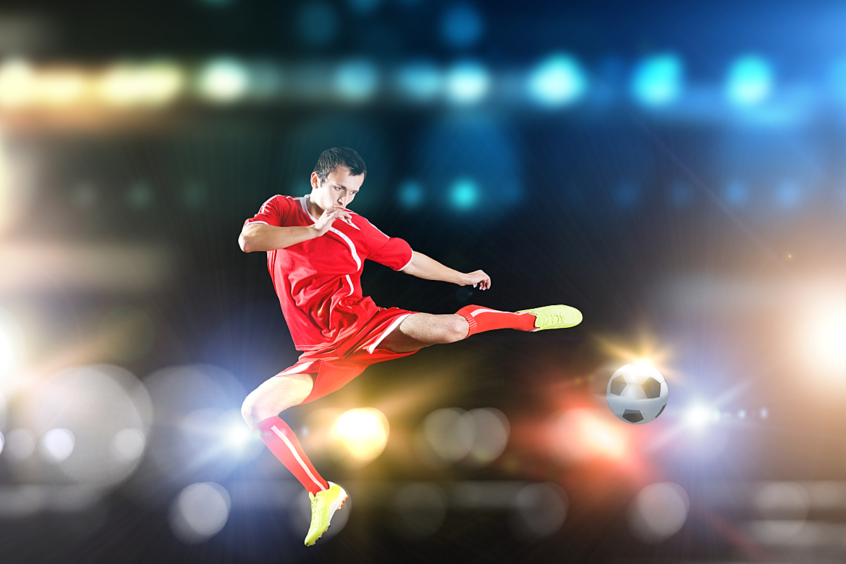 足球比赛中，运动员们展现出色技术和拼搏精神