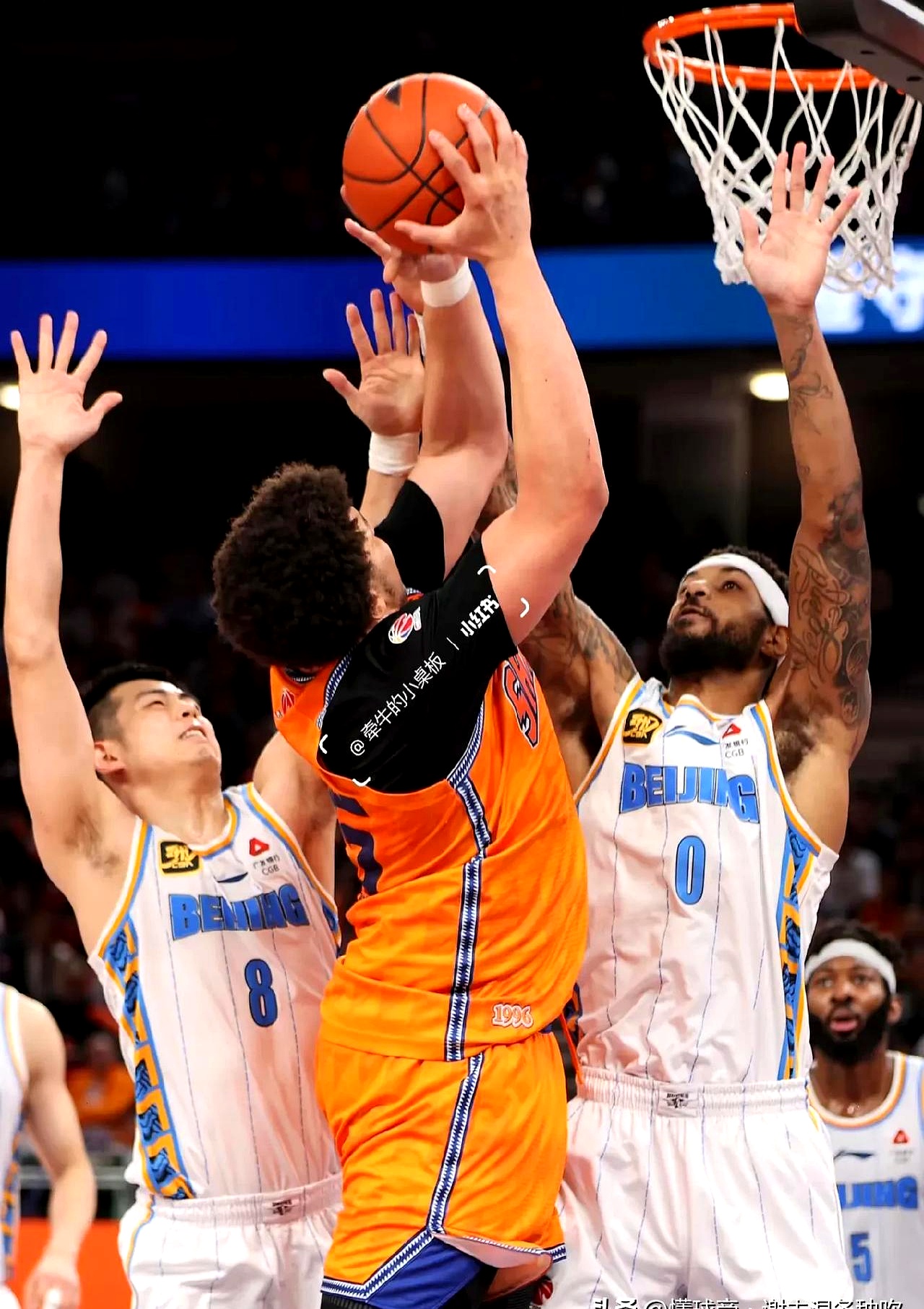 球队防线失守，主帅急需调整战术