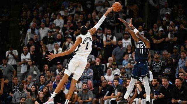 马刺胜出取得四连胜，德罗赛联盟第一