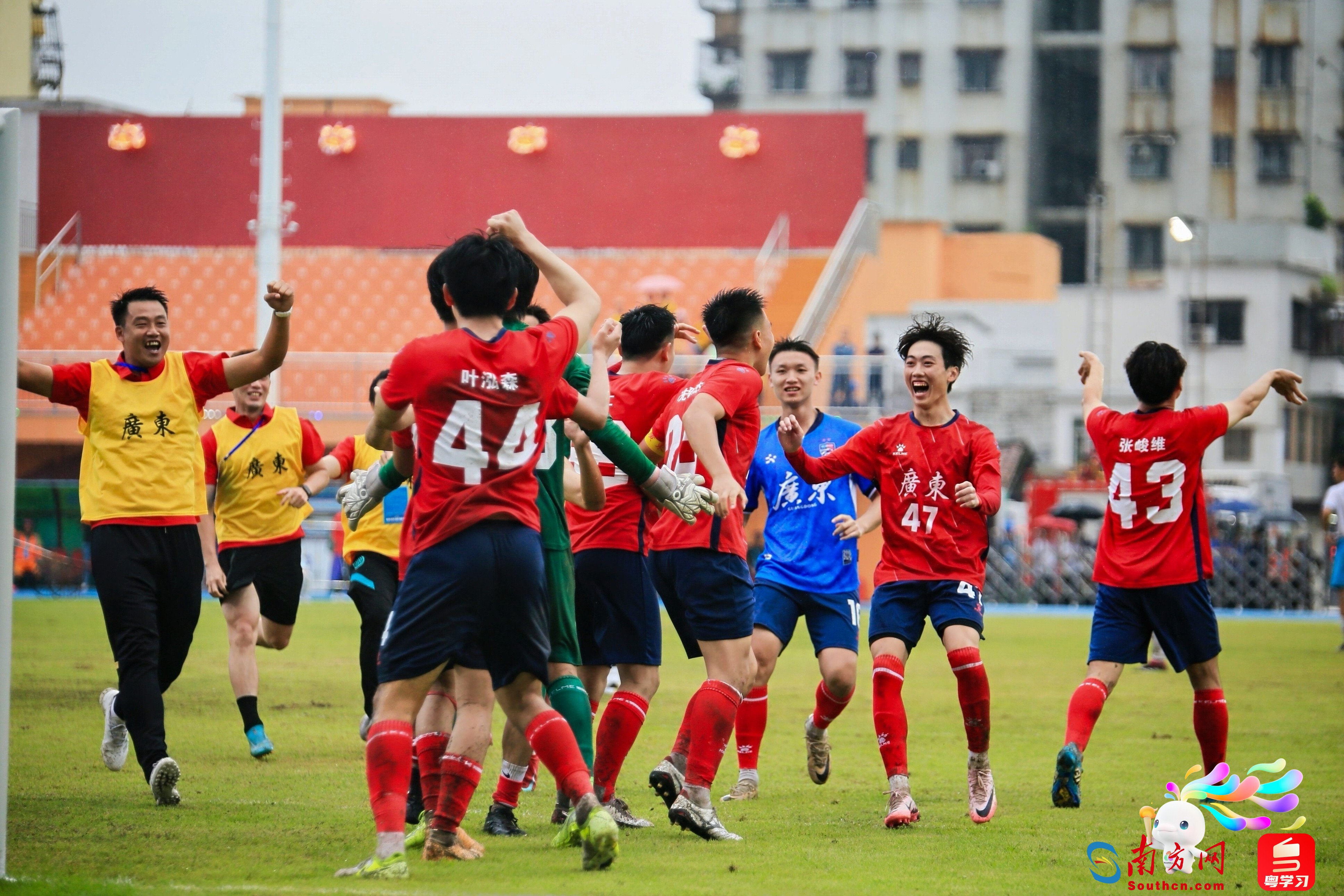 包含广东队准备参加全明星赛展示球技的词条