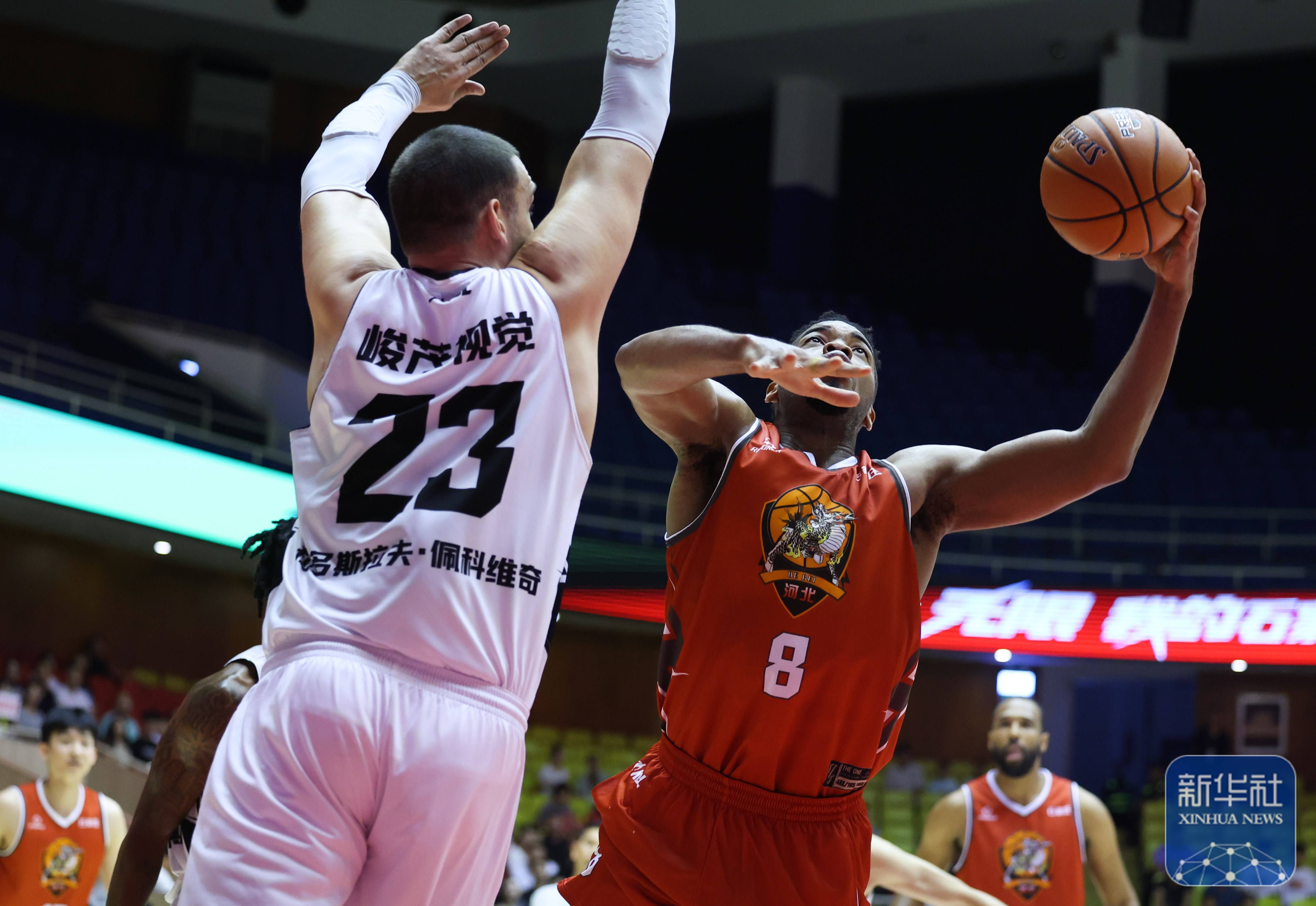 福建男篮在激烈对抗中脱颖而出 福建男篮在激烈对抗中脱颖而出
