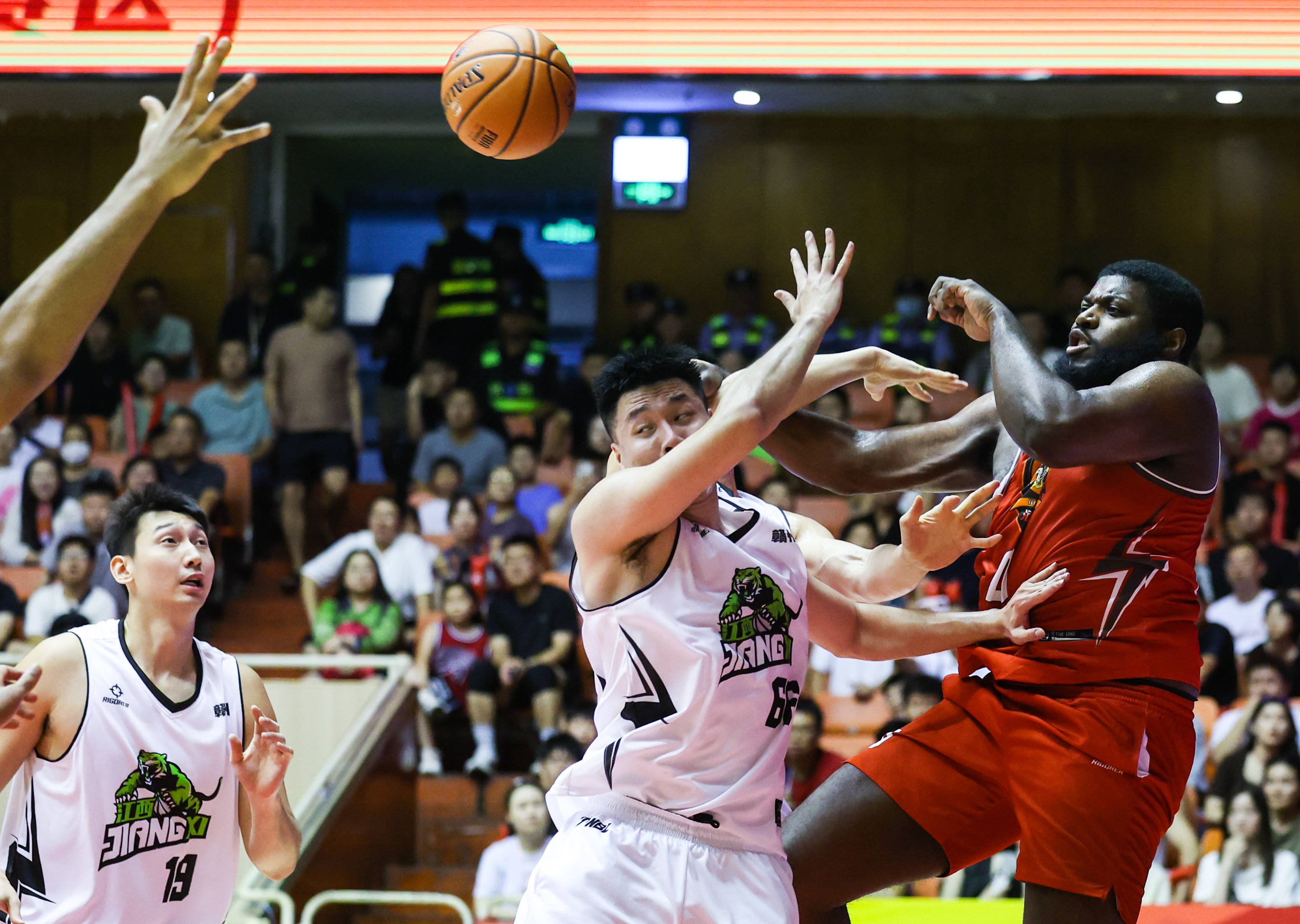 福建男篮在激烈对抗中脱颖而出 福建男篮在激烈对抗中脱颖而出