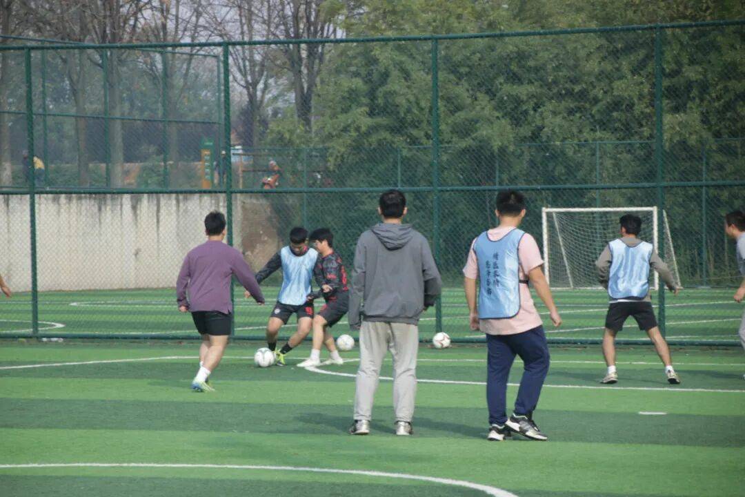 足球赛场，青春飞扬热血沸腾