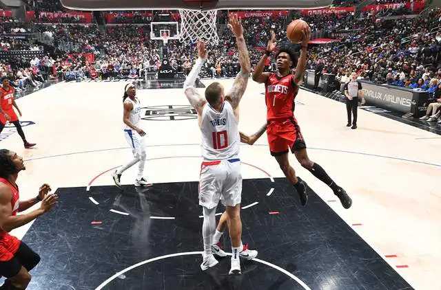 个人英雄崭露头角助球队获胜的简单介绍