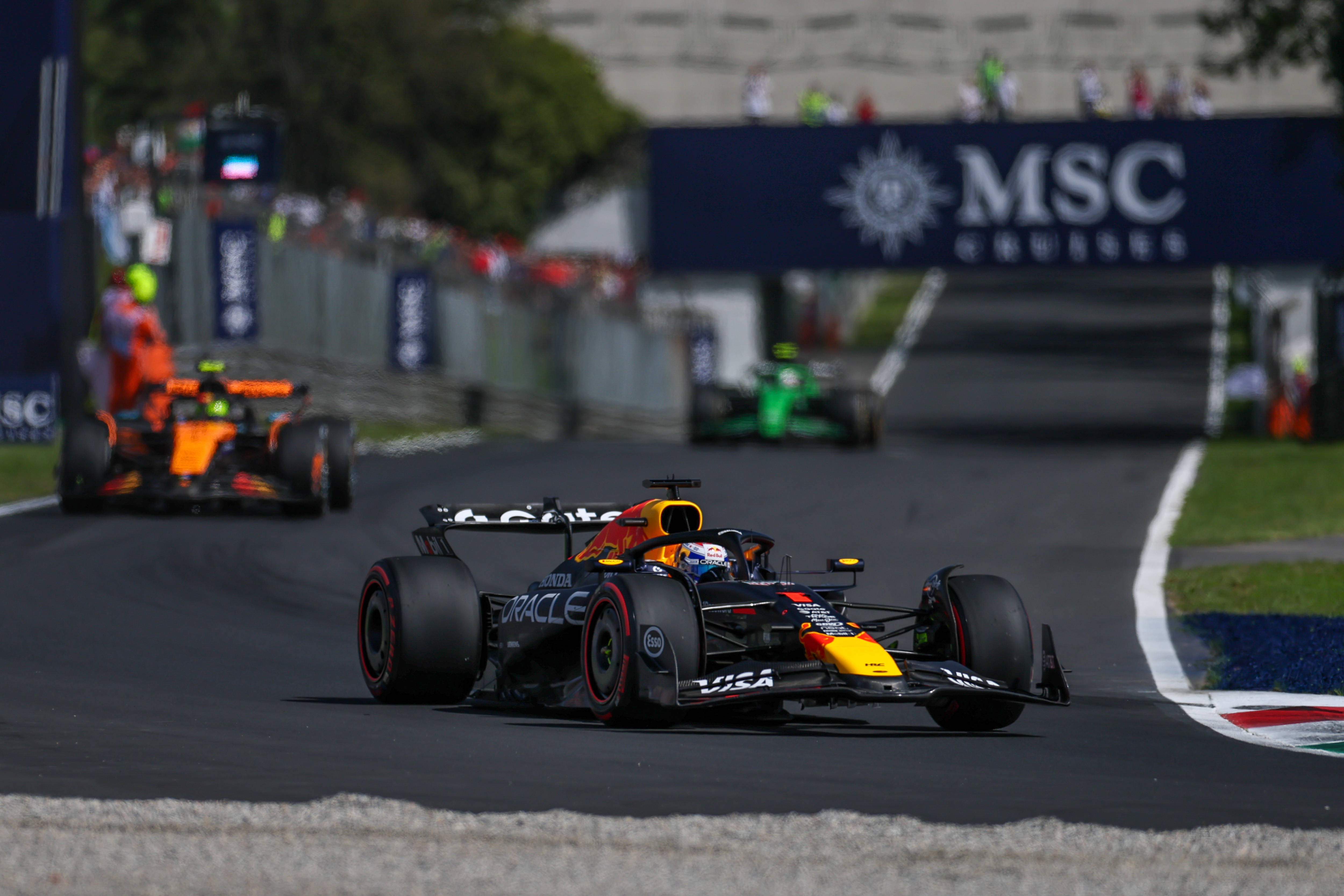 迈凯伦险胜雷诺车队，皮亚斯特里带队取胜的简单介绍