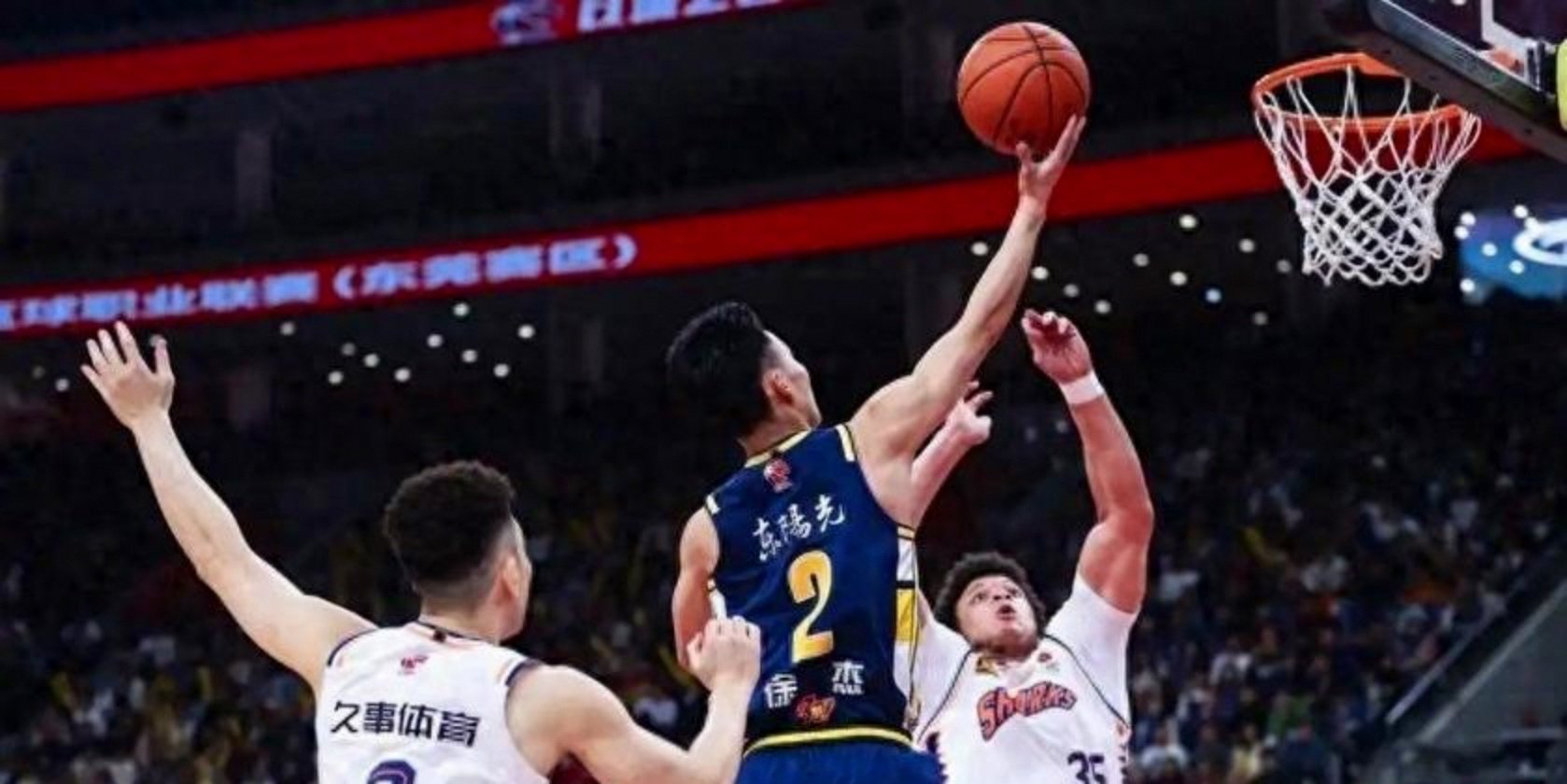 上海男篮主场大胜，新任主帅展现实力